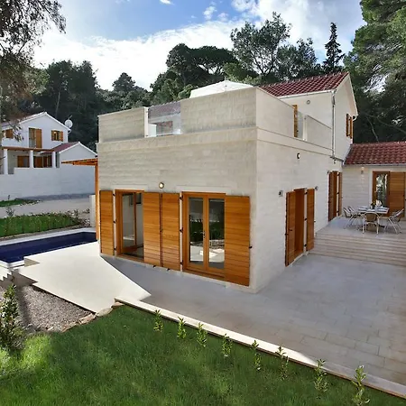 Private Luxury Bianco On Solta For Up To 10 Persons, Heated Pool, Free Parking, Very Close To The Beach! Free Kajak & Mountainbikes, Great Living Area & Privacy! Vila *