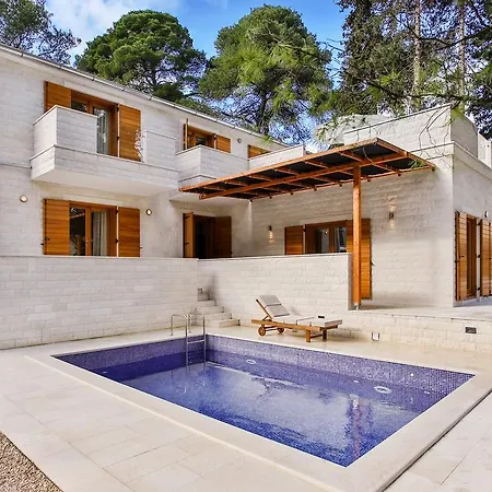 Private Luxury Bianco On Solta For Up To 10 Persons, Heated Pool, Free Parking, Very Close To The Beach! Free Kajak & Mountainbikes, Great Living Area & Privacy! *