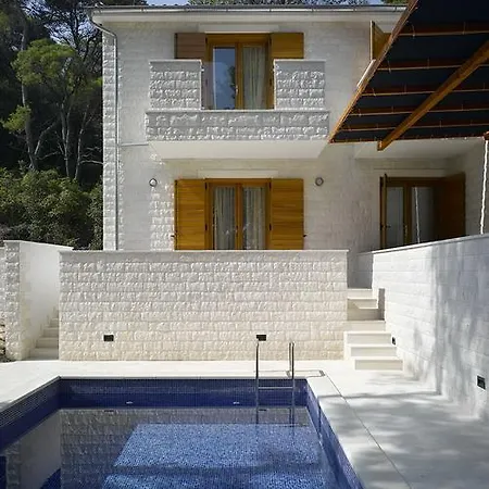 Private Luxury Bianco On Solta For Up To 10 Persons, Heated Pool, Free Parking, Very Close To The Beach! Free Kajak & Mountainbikes, Great Living Area & Privacy! Vila