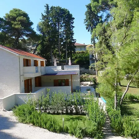 Vila Private Luxury Bianco On Solta For Up To 10 Persons, Heated Pool, Free Parking, Very Close To The Beach! Free Kajak & Mountainbikes, Great Living Area & Privacy!