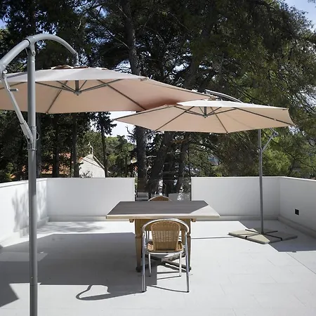 Private Luxury Bianco On Solta For Up To 10 Persons, Heated Pool, Free Parking, Very Close To The Beach! Free Kajak & Mountainbikes, Great Living Area & Privacy! Rogač