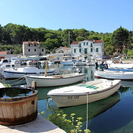Private Luxury Bianco On Solta For Up To 10 Persons, Heated Pool, Free Parking, Very Close To The Beach! Free Kajak & Mountainbikes, Great Living Area & Privacy! Vila