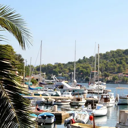 Vila Private Luxury Bianco On Solta For Up To 10 Persons, Heated Pool, Free Parking, Very Close To The Beach! Free Kajak & Mountainbikes, Great Living Area & Privacy! Rogač