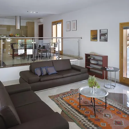 Vila Private Luxury Bianco On Solta For Up To 10 Persons, Heated Pool, Free Parking, Very Close To The Beach! Free Kajak & Mountainbikes, Great Living Area & Privacy!