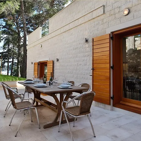 Private Luxury Bianco On Solta For Up To 10 Persons, Heated Pool, Free Parking, Very Close To The Beach! Free Kajak & Mountainbikes, Great Living Area & Privacy! Vila Rogač