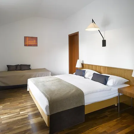Private Luxury Bianco On Solta For Up To 10 Persons, Heated Pool, Free Parking, Very Close To The Beach! Free Kajak & Mountainbikes, Great Living Area & Privacy! *