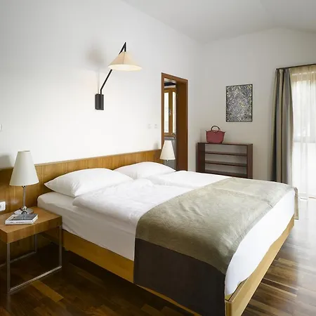 Private Luxury Bianco On Solta For Up To 10 Persons, Heated Pool, Free Parking, Very Close To The Beach! Free Kajak & Mountainbikes, Great Living Area & Privacy! Vila *