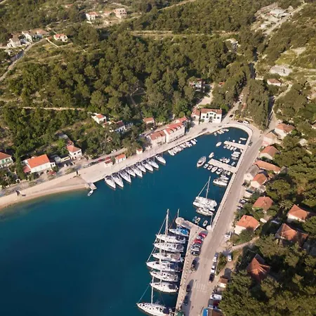Private Luxury Bianco On Solta For Up To 10 Persons, Heated Pool, Free Parking, Very Close To The Beach! Free Kajak & Mountainbikes, Great Living Area & Privacy! Vila Rogač