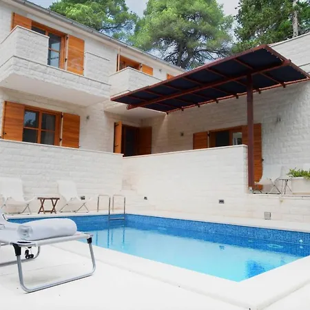 Private Luxury Bianco On Solta For Up To 10 Persons, Heated Pool, Free Parking, Very Close To The Beach! Free Kajak & Mountainbikes, Great Living Area & Privacy! * Rogač