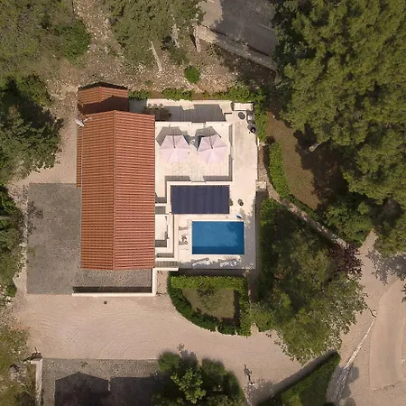 Private Luxury Bianco On Solta For Up To 10 Persons, Heated Pool, Free Parking, Very Close To The Beach! Free Kajak & Mountainbikes, Great Living Area & Privacy! Vila Rogač