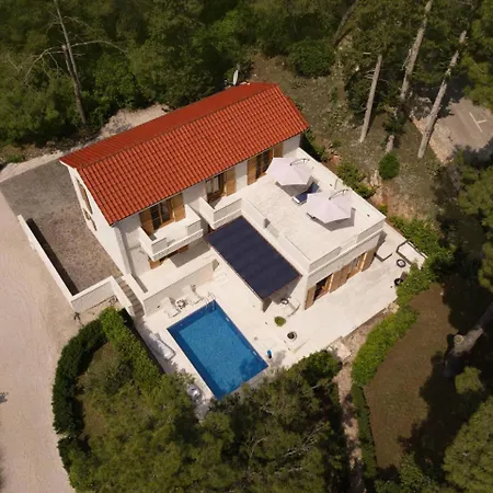 Private Luxury Bianco On Solta For Up To 10 Persons, Heated Pool, Free Parking, Very Close To The Beach! Free Kajak & Mountainbikes, Great Living Area & Privacy!