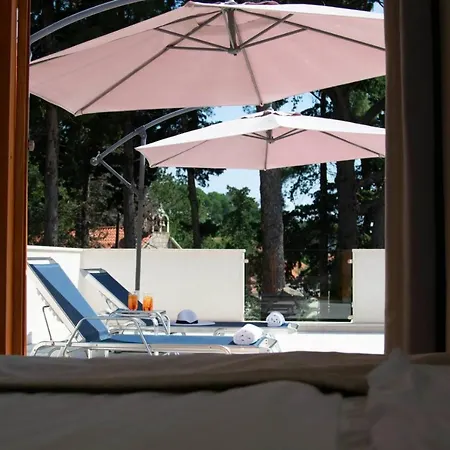 Vila Private Luxury Bianco On Solta For Up To 10 Persons, Heated Pool, Free Parking, Very Close To The Beach! Free Kajak & Mountainbikes, Great Living Area & Privacy! Rogač